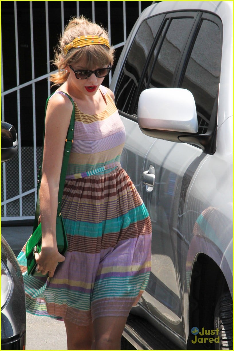 Taylor Swift: Saturday Stripes | Photo 474661 - Photo Gallery | Just