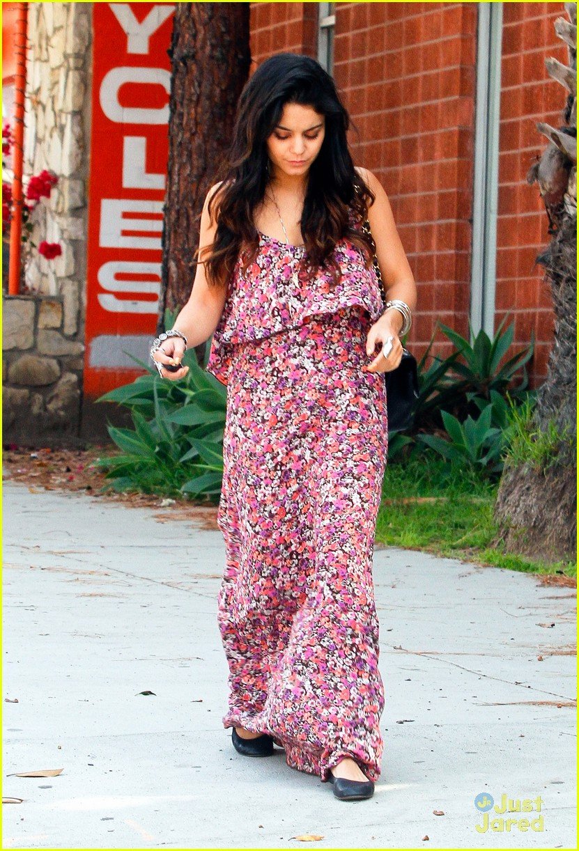 Full Sized Photo of vanessa hudgens lunch gina stella 10 | Vanessa