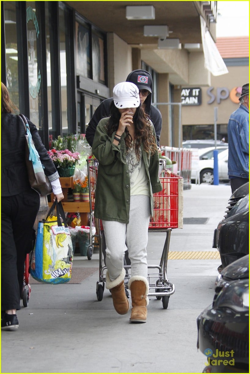 Full Sized Photo of vanessa hudgens austin trader joes 03 | Vanessa