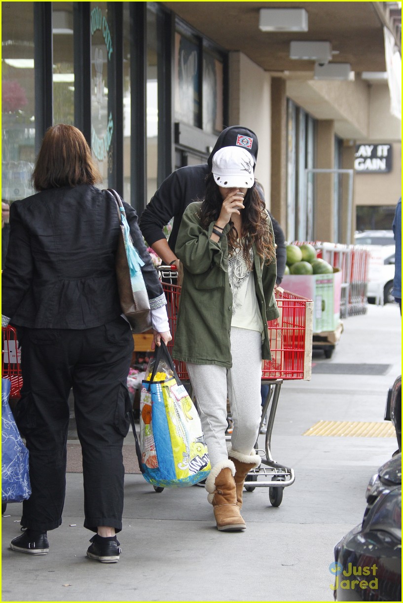 Full Sized Photo of vanessa hudgens austin trader joes 07 | Vanessa