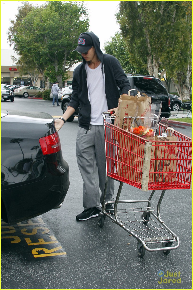 Full Sized Photo of vanessa hudgens austin trader joes 12 | Vanessa