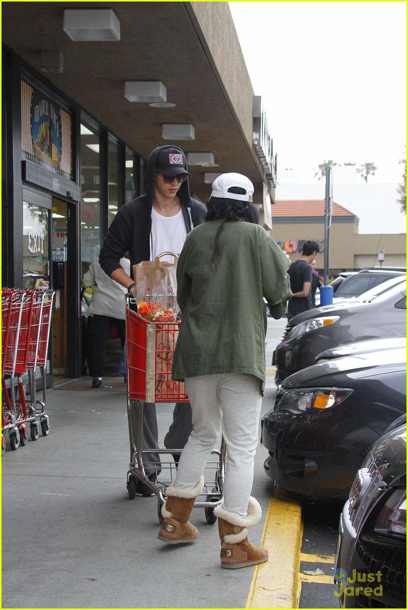 Full Sized Photo of vanessa hudgens austin trader joes 14 | Vanessa