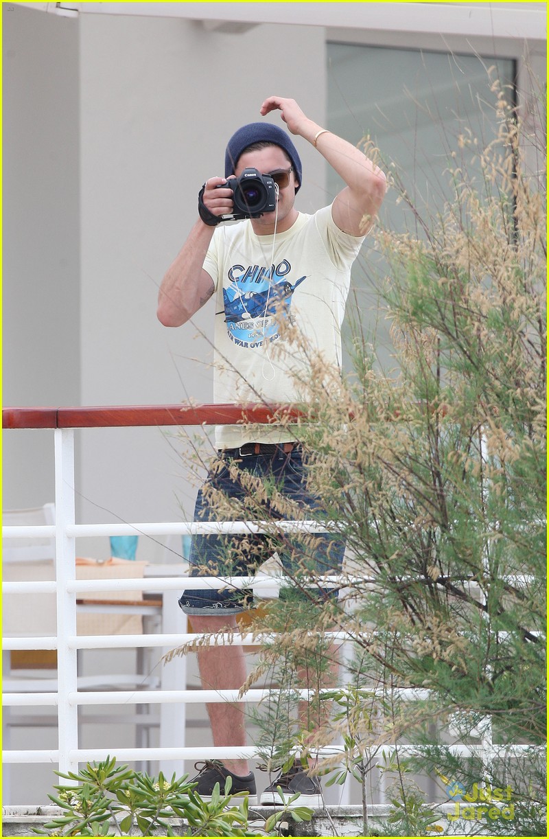 zac efron cannes camera 01
