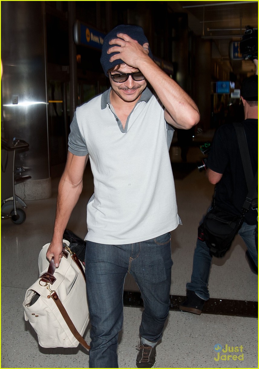 Zac Efron: Mustache Man! | Photo 474070 - Photo Gallery | Just Jared Jr.