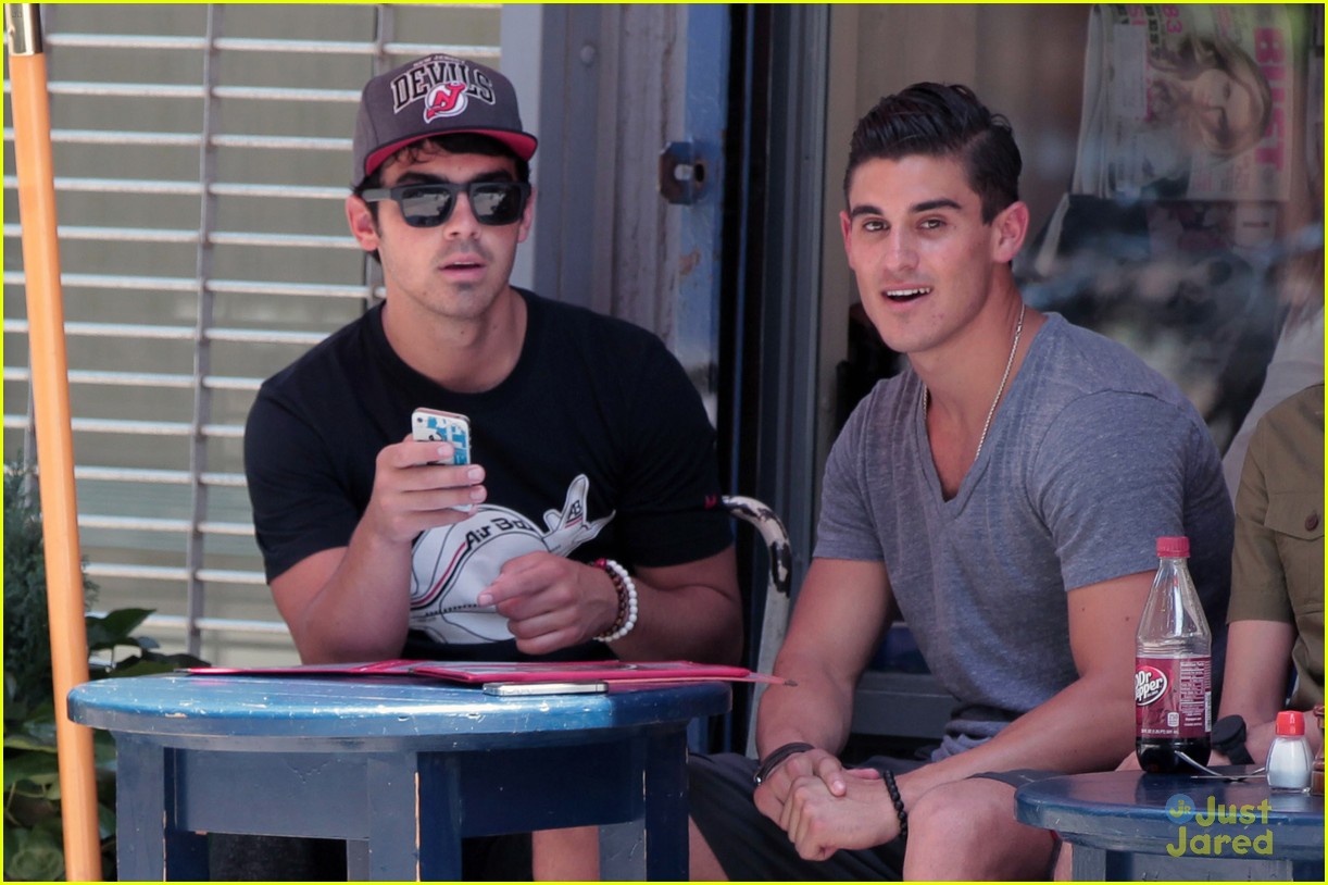 Joe Jonas: Girl Scouts Concert Tomorrow Night! | Photo 478612 - Photo ...