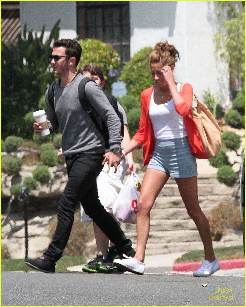 Kevin & Danielle Jonas Father's Day with Frankie Photo 477999