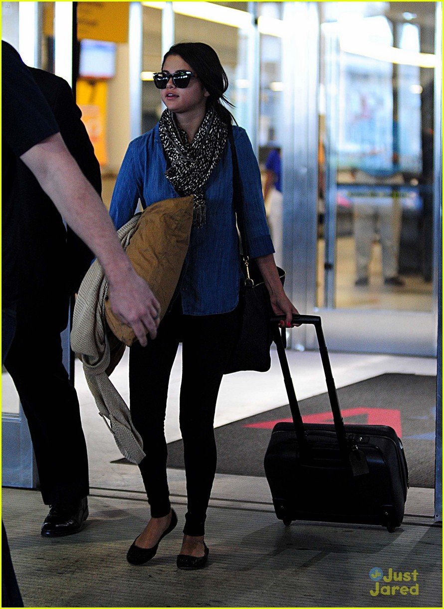 Full Sized Photo of selena gomez airport arrival 10 | Selena Gomez