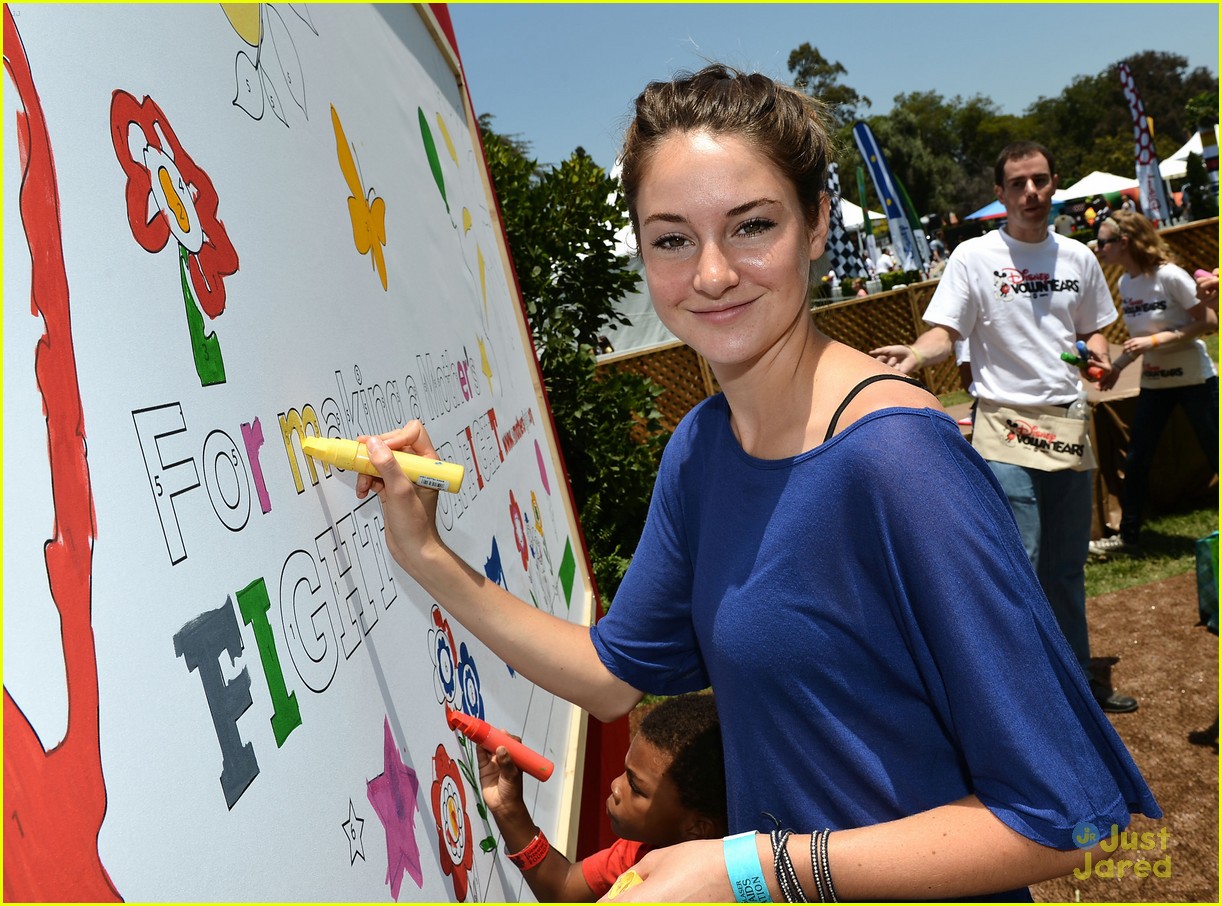 Shailene Woodley WINS at MTV Movie Awards 2012 Photo 475672 Photo