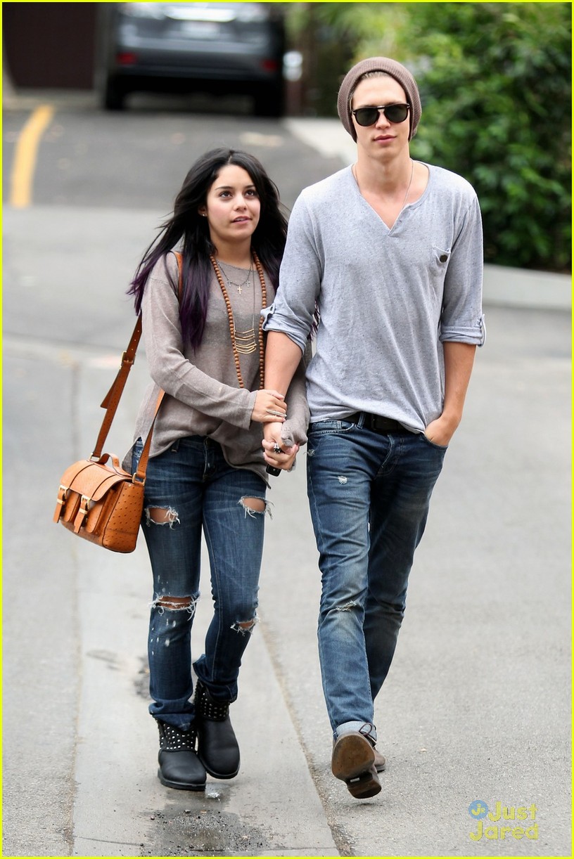 Full Sized Photo of vanessa hudgens austin roma lunch 10 | Vanessa