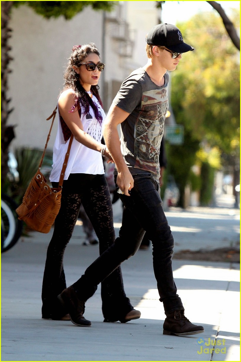 Vanessa Hudgens: Sun Cafe with Austin Butler | Photo 479030 - Photo ...