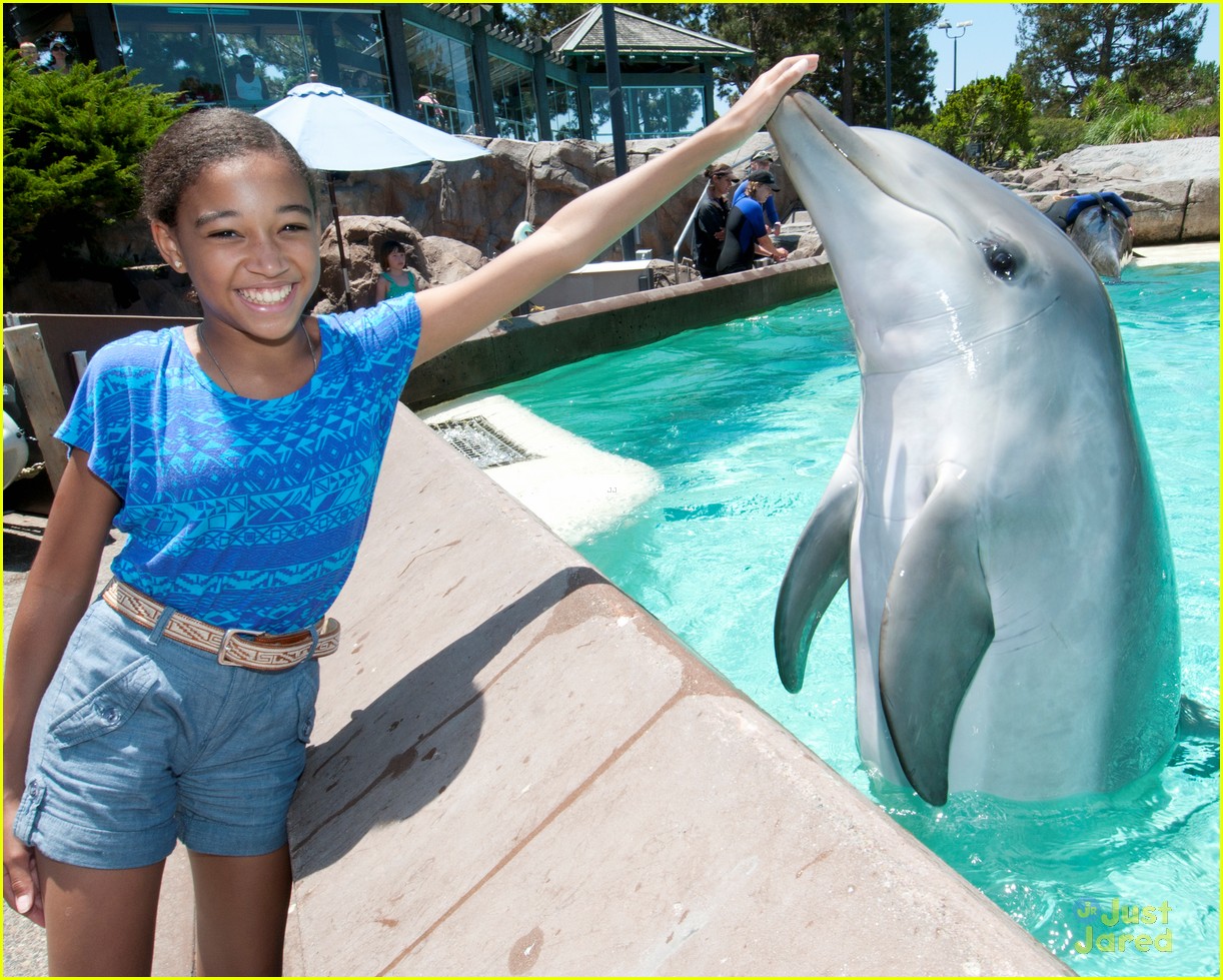 Amandla Stenberg & Willow Shields: SeaWorld Sweethearts | Photo 482493 ...