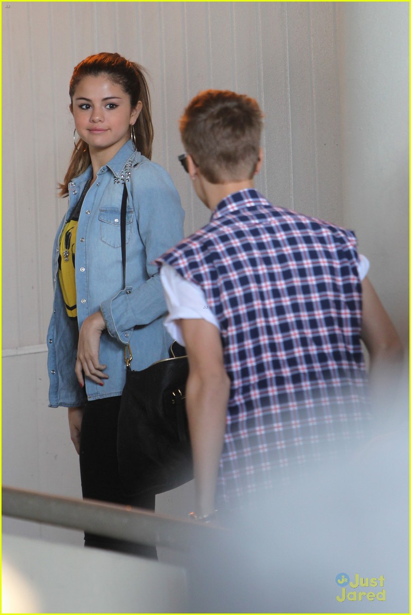 Full Sized Photo of bieber hospital 02 | Justin Bieber & Selena Gomez