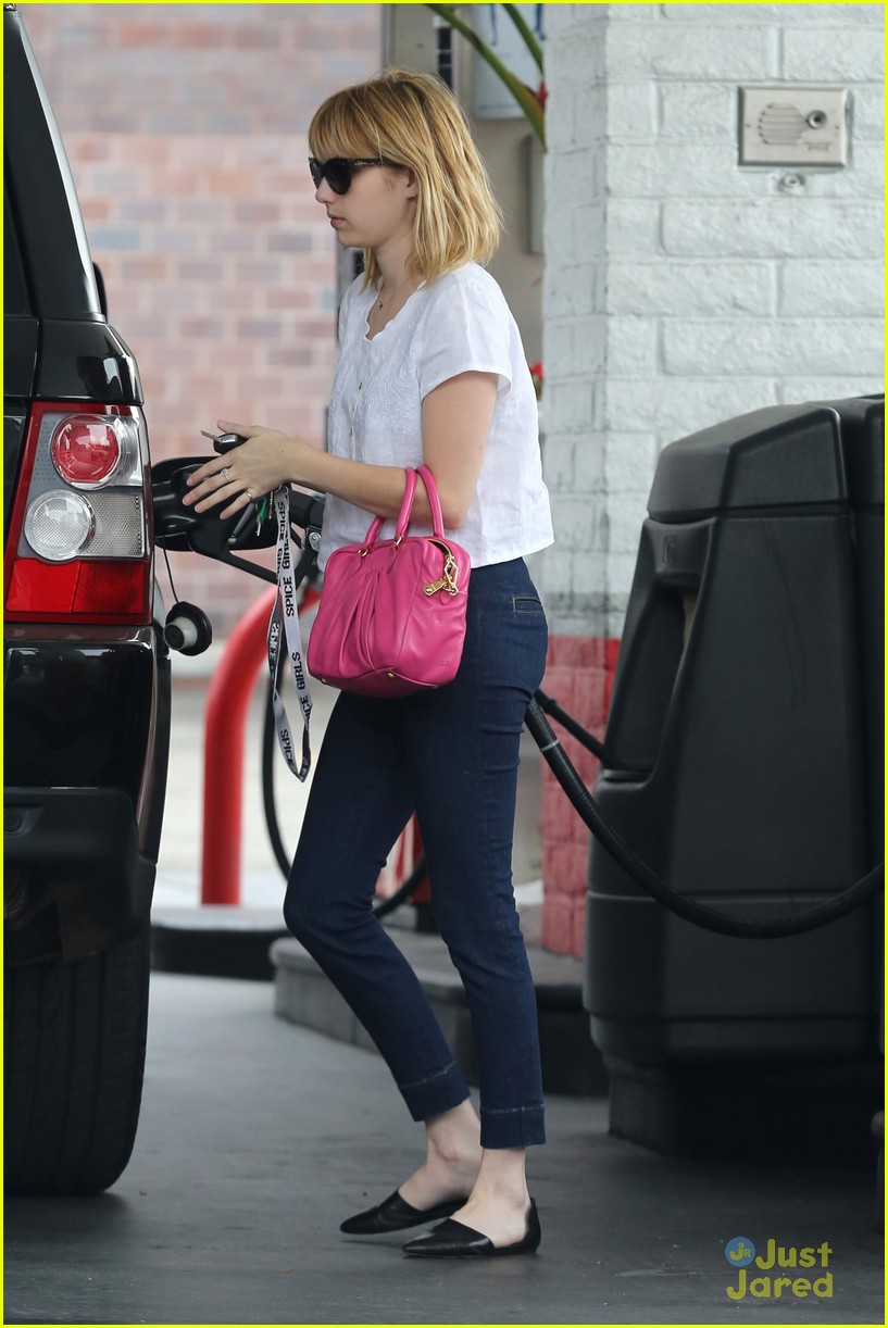 Emma Roberts: Pink Purse at the Pump | Photo 481765 - Photo Gallery