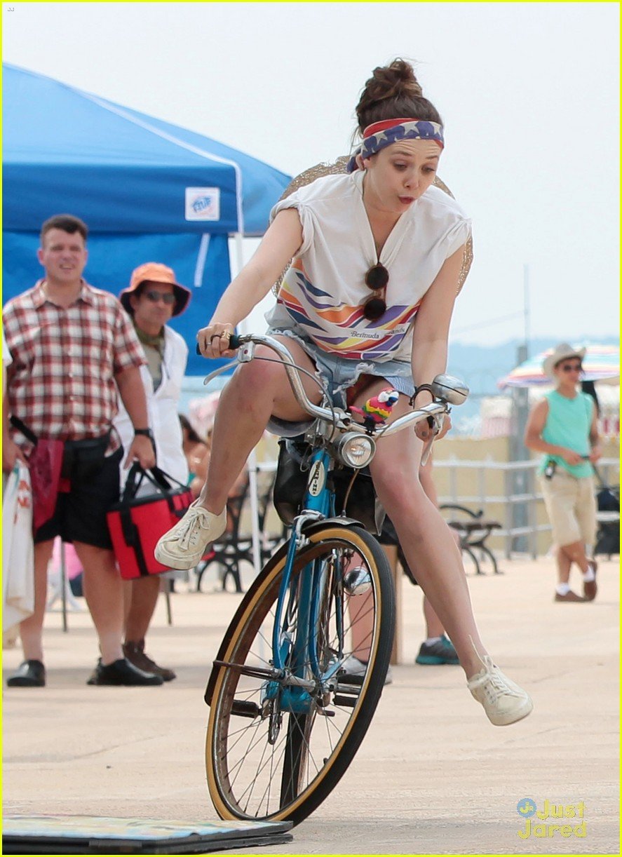 Elizabeth Olsen & Dakota Fanning Have A 'Very Good' Time in Coney ...