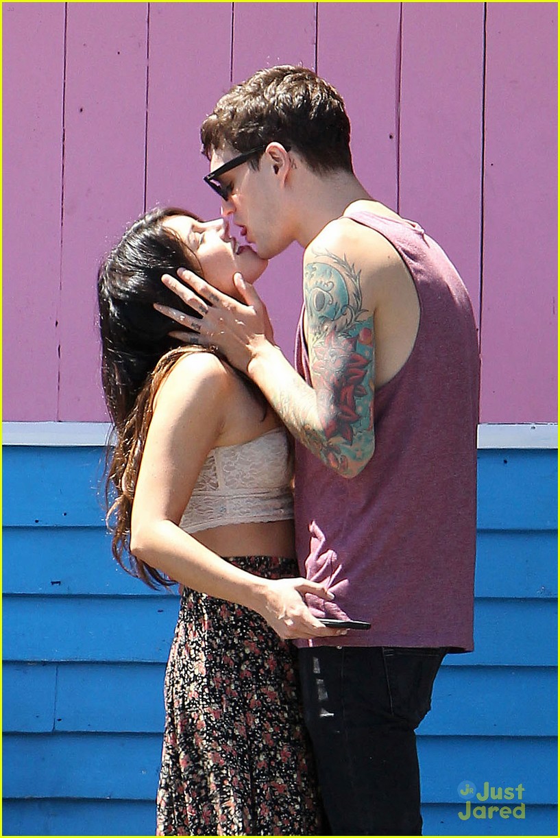 Shenae Grimes Pink Taco Kisses With Josh Beech Photo 484423 Photo Gallery Just Jared Jr 