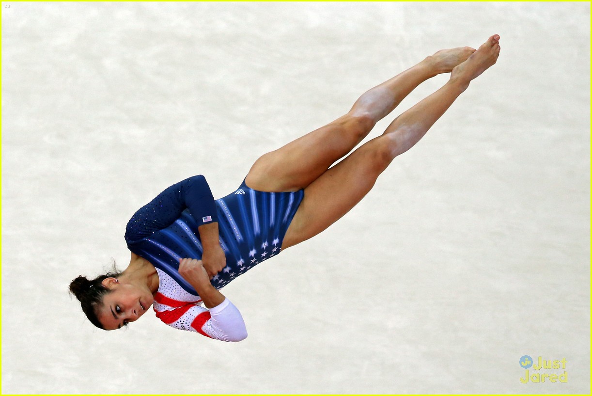 Движения гимнастов. Спорт гимнастика. Вольные упражнения в гимнастике. Гимнасты женщины. Гимнаст в прыжке.