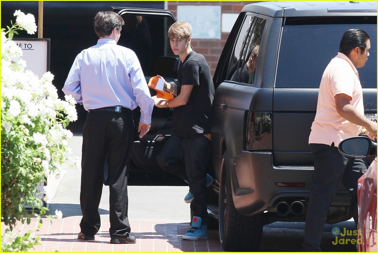 Selena Gomez & Justin Bieber: Lunch at BJs | Photo 486687 - Photo