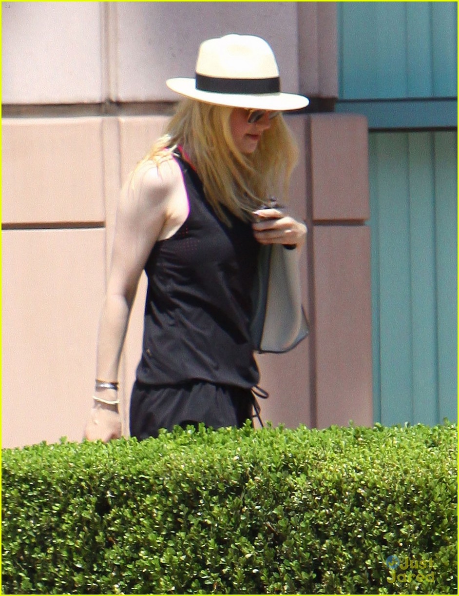 Full Sized Photo of dakota fanning workout mom 02 | Dakota Fanning