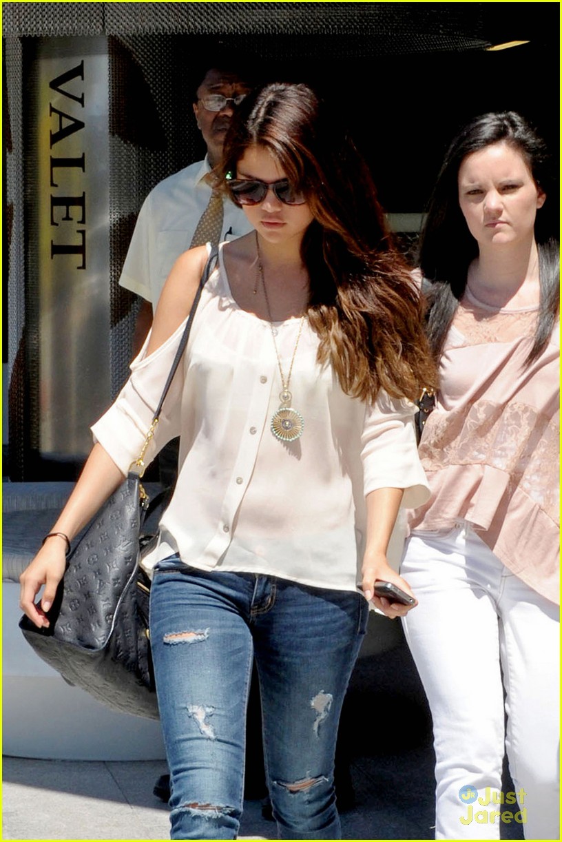 Selena Gomez Century City Mall in Los Angeles August 14, 2012 – Star Style