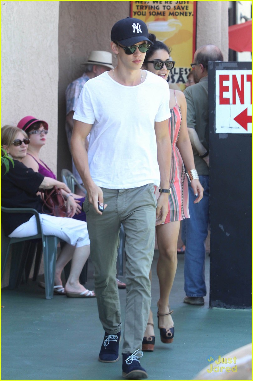 Full Sized Photo of vanessa hudgens austin butler studio cafe couple 04