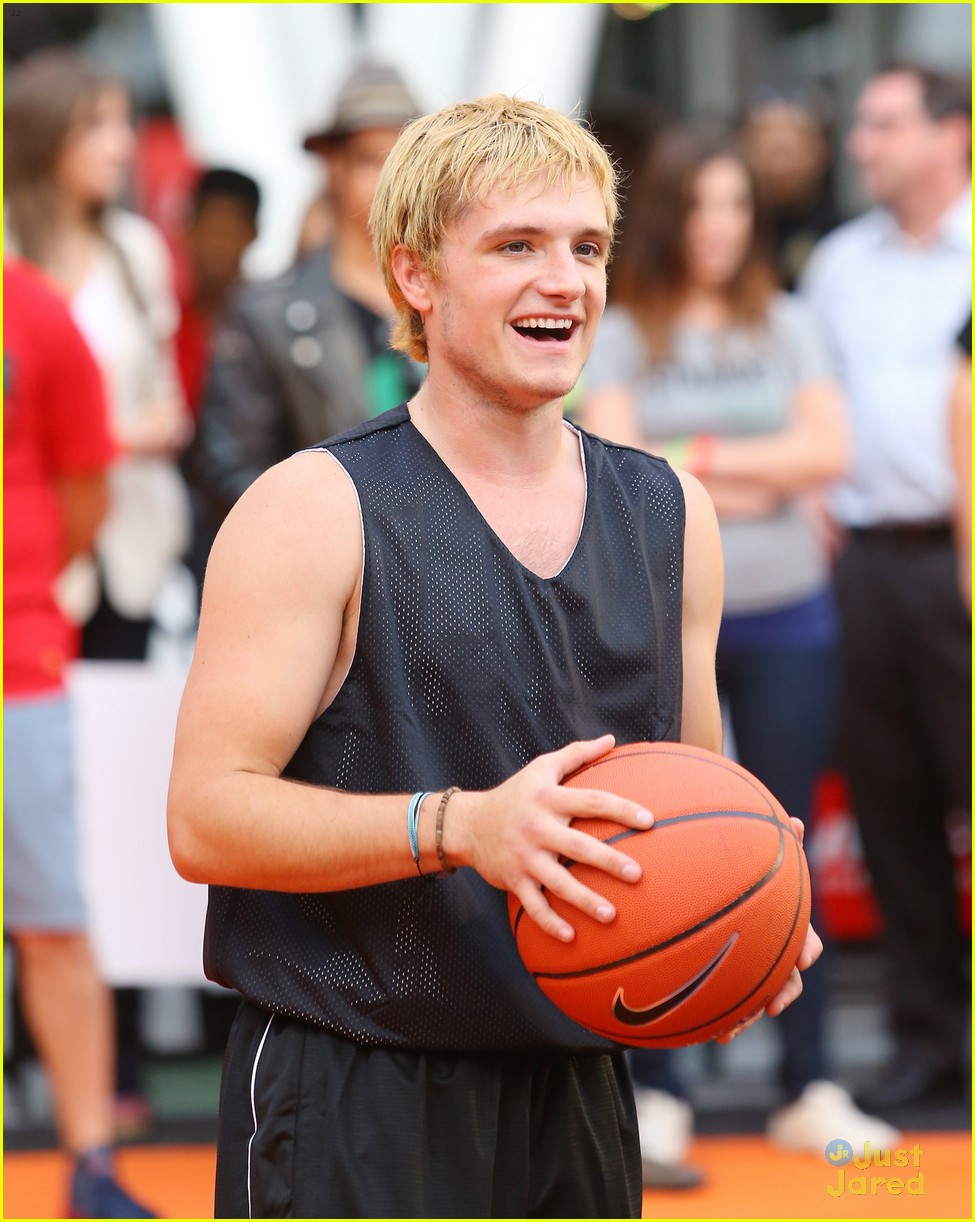 josh-hutcherson-celebrity-basketball-stud-photo-486482-photo