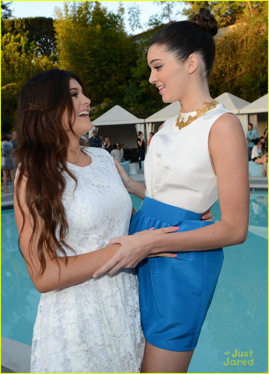 Kendall & Kylie Jenner: Seventeen Mag Signing! | Photo 486099 - Photo
