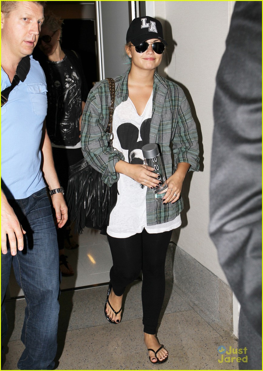Demi Lovato Arriving at LAX April 28, 2011 – Star Style