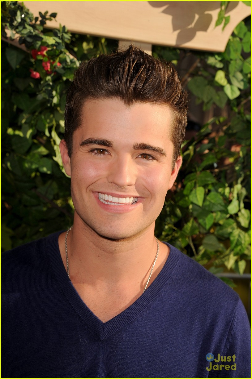 Spencer Boldman & Olivia Holt Have An 'Odd Life' | Photo 486907 - Photo ...