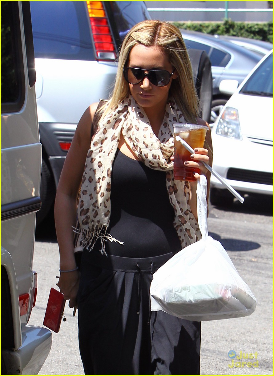 Ashley Tisdale: Aroma Cafe Carry Out | Photo 488969 - Photo Gallery ...