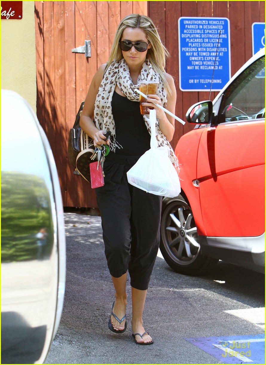 Ashley Tisdale: Aroma Cafe Carry Out | Photo 488971 - Photo Gallery ...
