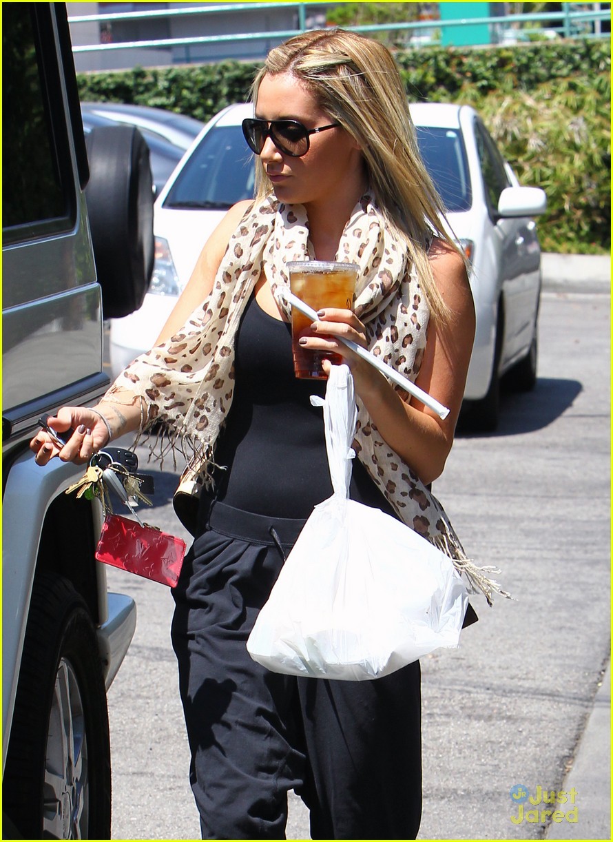 Ashley Tisdale: Aroma Cafe Carry Out | Photo 488973 - Photo Gallery ...