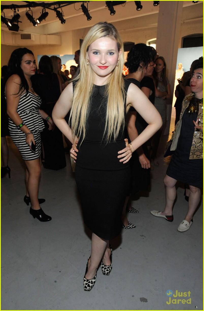 Full Sized Photo of abigail breslin crystal reed ao show 11 | Abigail