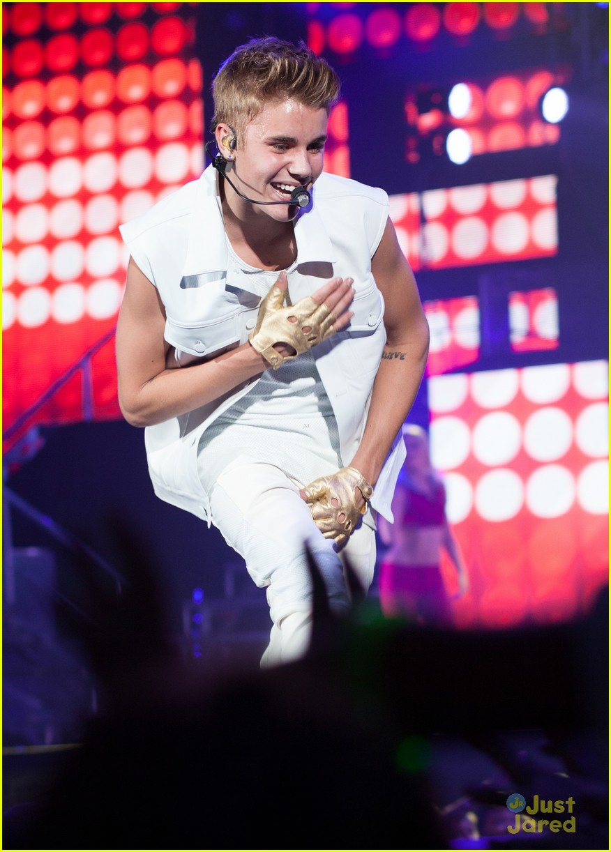 Justin Bieber Gets Sick During 'Believe' Concert in Arizona Photo