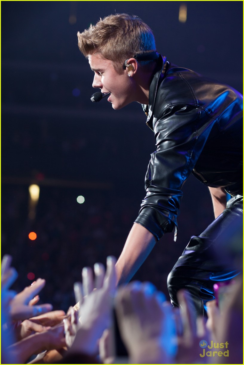 Justin Bieber Gets Sick During 'Believe' Concert in Arizona Photo