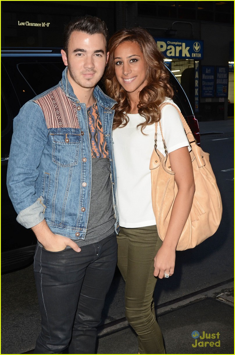 Full Sized Photo of jonas brothers dinner danielle 02 The Jonas
