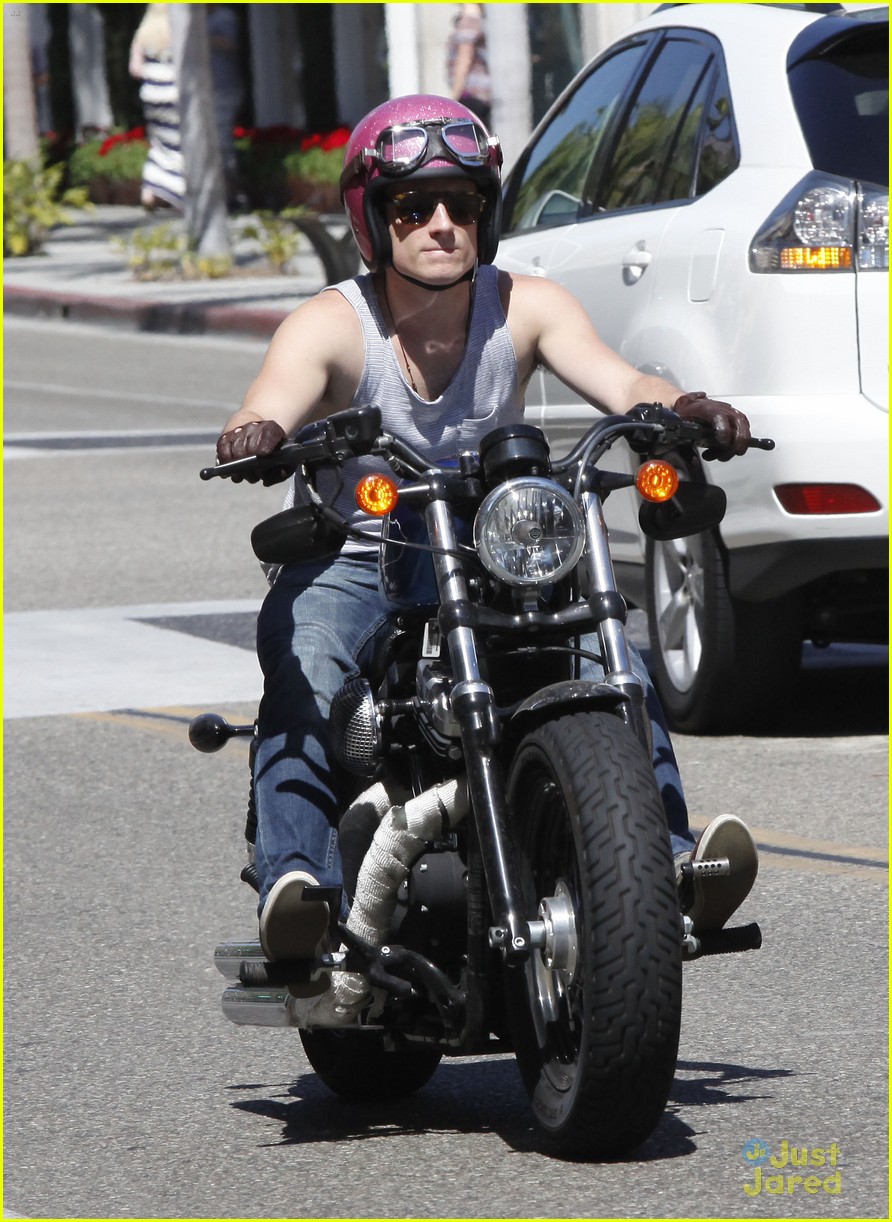 Josh Hutcherson: Pink Helmet Hunk | Photo 496439 - Photo Gallery | Just ...