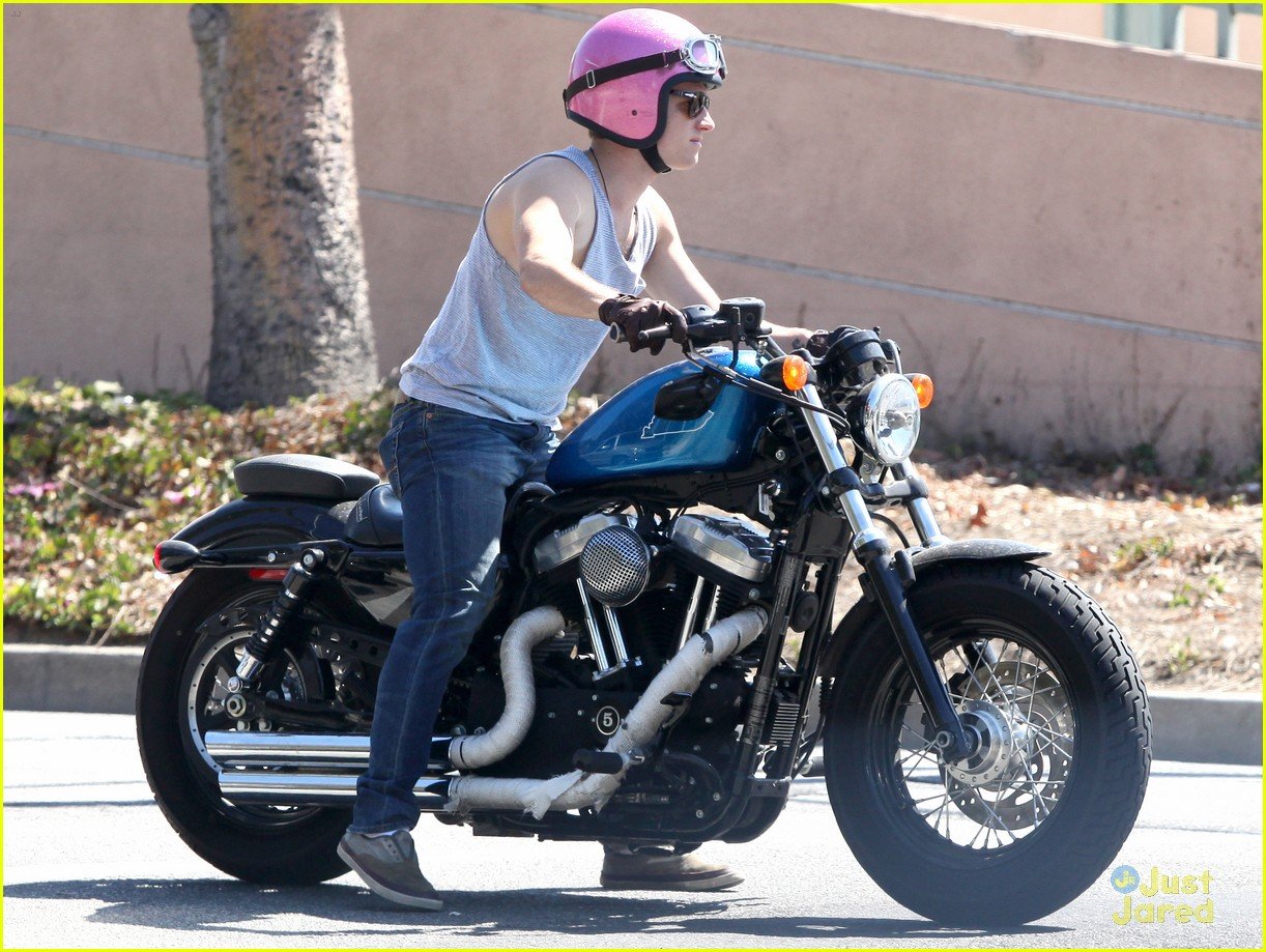 Josh Hutcherson: Pink Helmet Hunk | Photo 496440 - Photo Gallery | Just ...