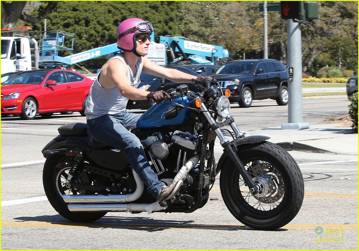 Josh Hutcherson: Pink Helmet Hunk | Photo 496443 - Photo Gallery | Just ...