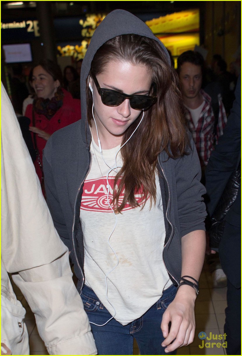 Full Sized Photo of kristen stewart paris arrival 03 | Kristen Stewart ...