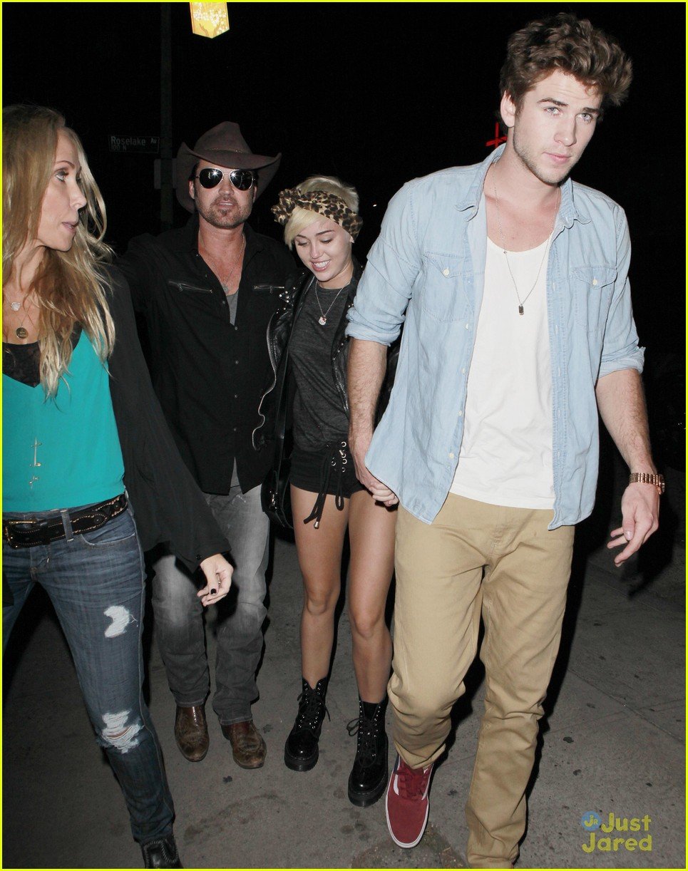 Miley Cyrus: Dad Billy Ray's Concert with Liam Hemsworth | Photo 491696 ...