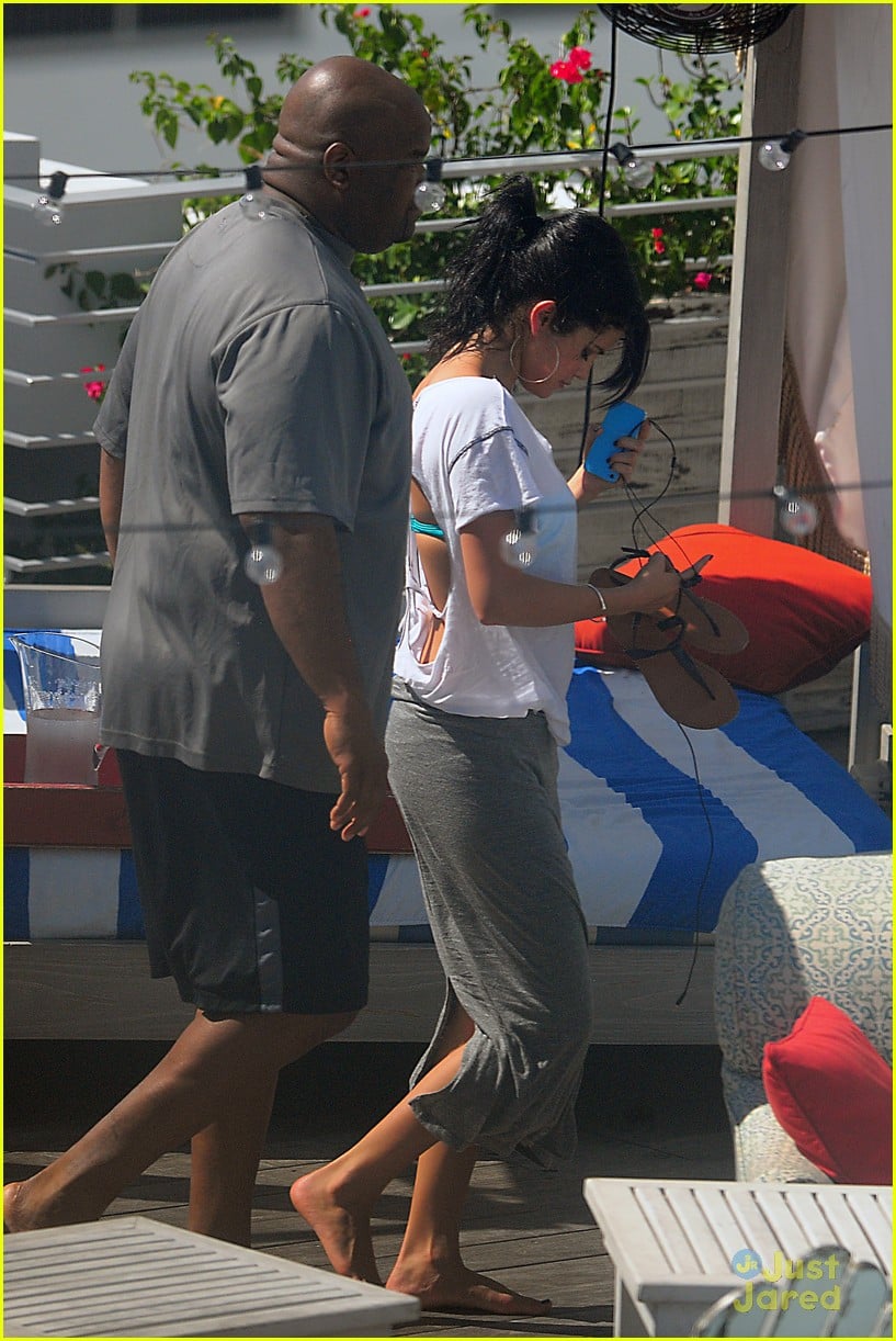 Full Sized Photo of selena gomez miami poolside 04 Selena Gomez