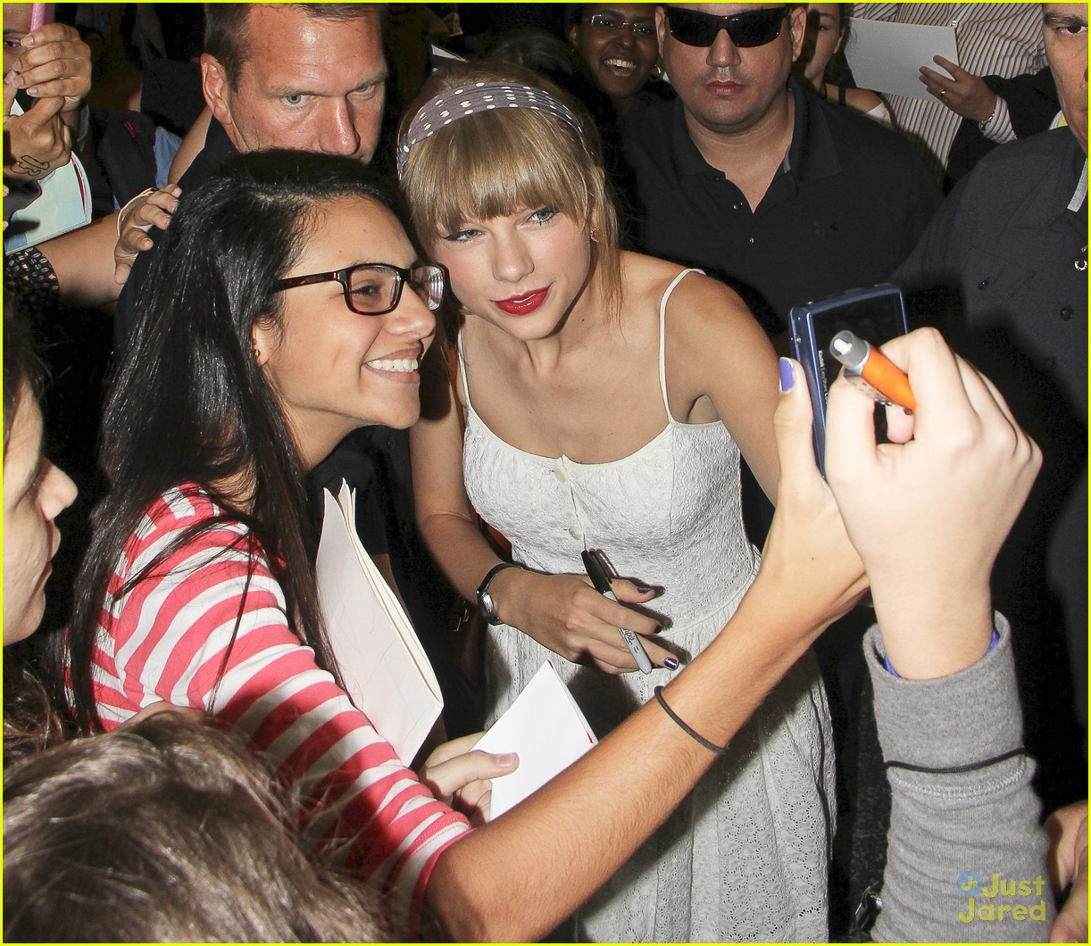 Full Sized Photo Of Taylor Swift Ccmas Brazil Taylor Swift Canadian Country Music