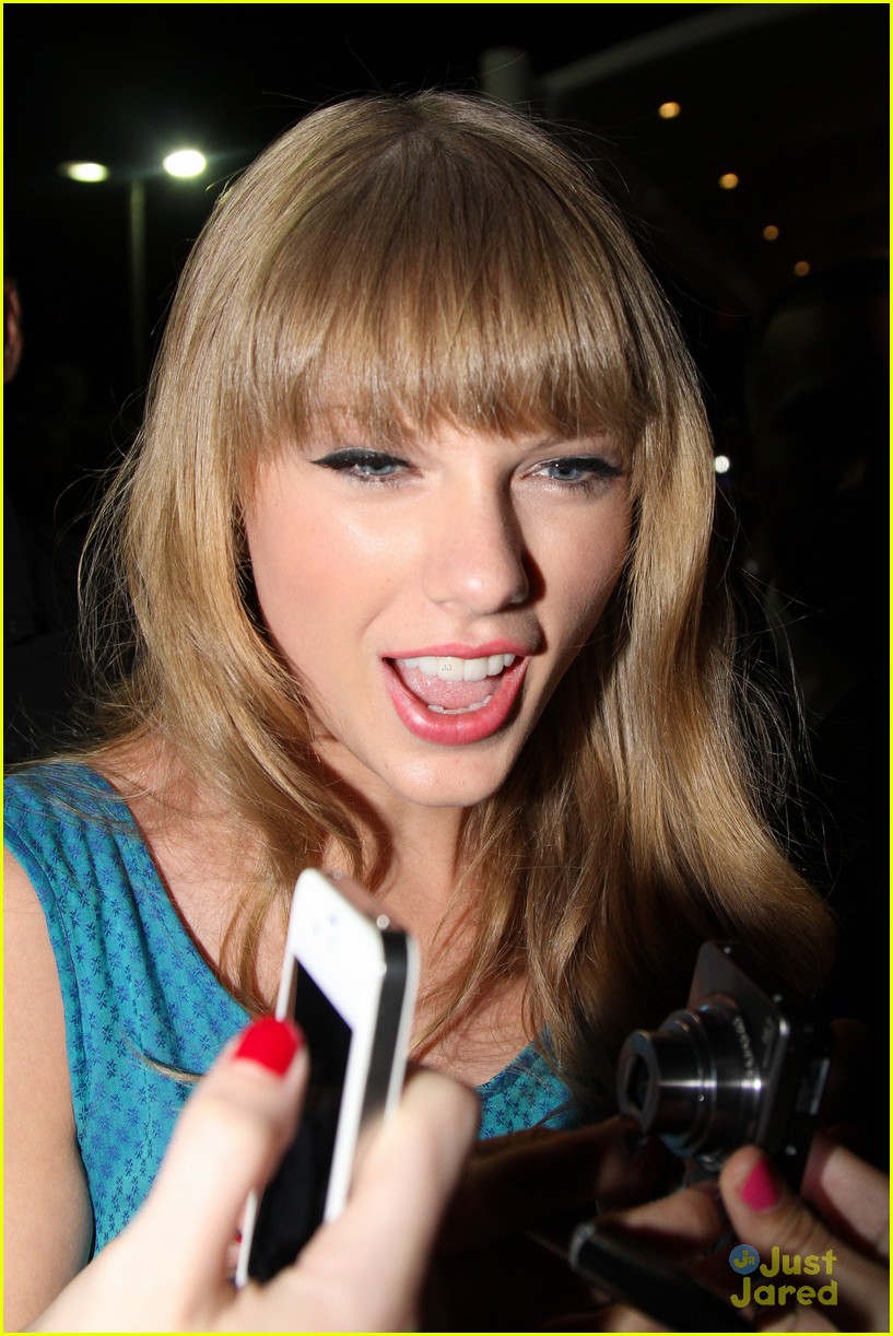 Taylor Swift: Fan Friendly in Brazil | Photo 495275 - Photo Gallery ...