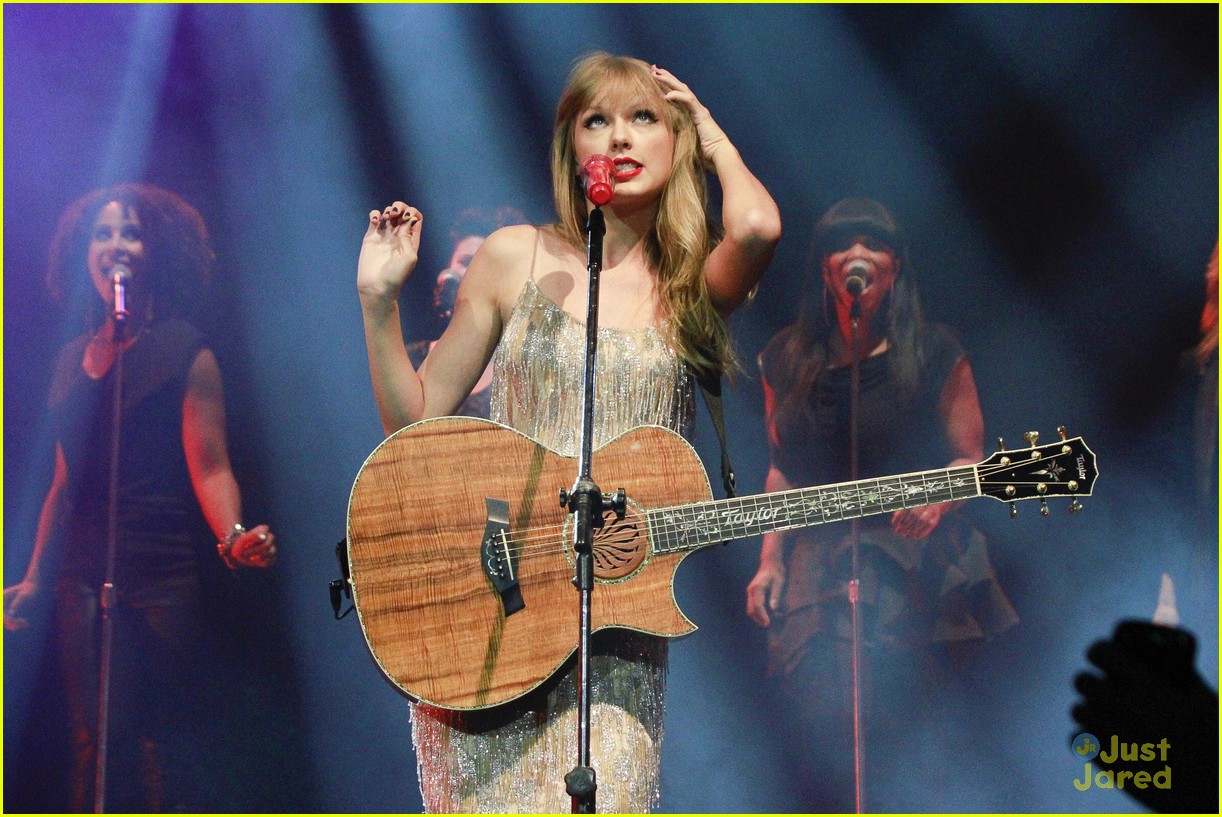 Full Sized Photo of taylor swift rio concert 08 | Taylor Swift: Concert ...