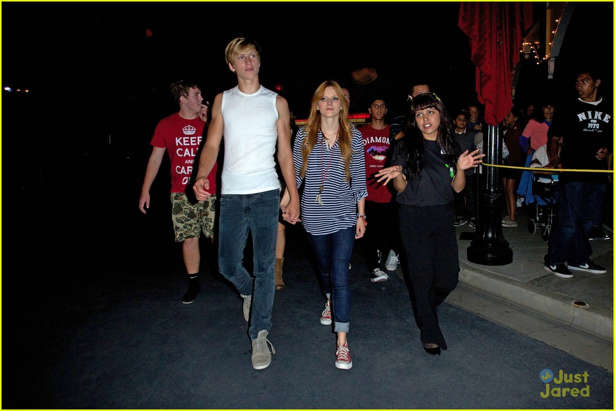 Bella Thorne: Knott's Scary Farm with Tristan Klier! | Photo 499351