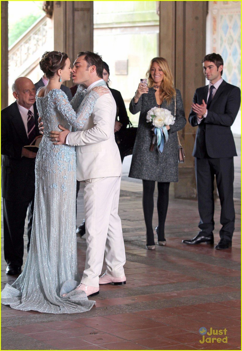 Blake Lively: Wedding Bouquet on 'Gossip Girl' Set | Photo 502385 ...