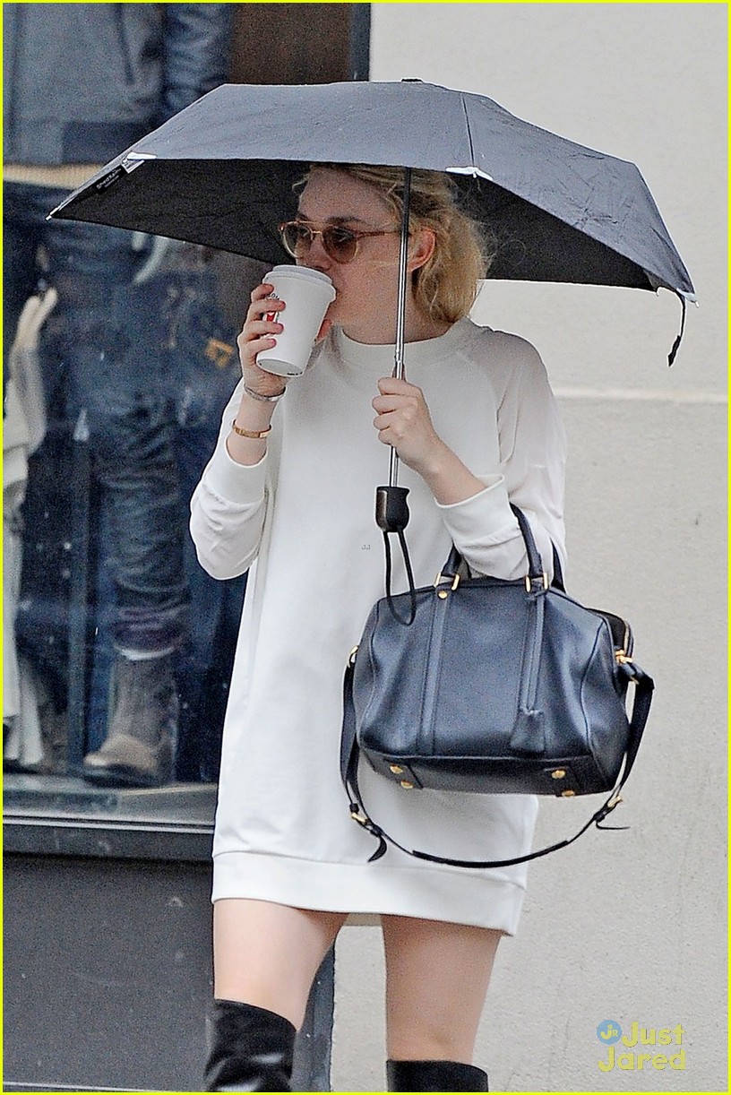 Dakota Fanning: Umbrella Outing in NYC | Photo 500007 - Photo Gallery ...