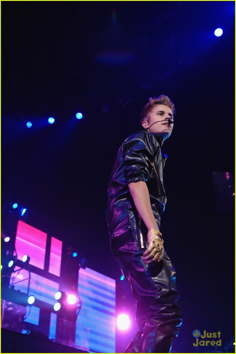 Usher Joins Justin Bieber On Stage in Vegas | Photo 498968 - Photo ...