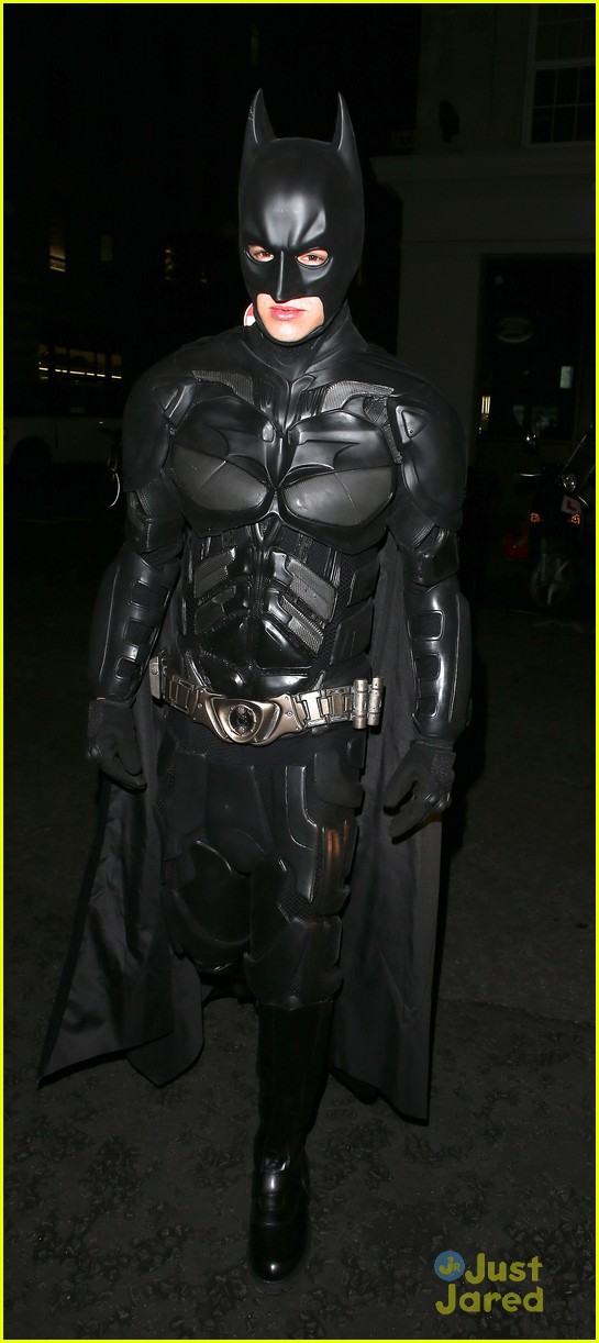Liam Payne: Batman Halloween Costume with Tom Daley!: Photo 506218 | 2012  Halloween, Liam Payne, One Direction, Tom Daley Pictures | Just Jared Jr.