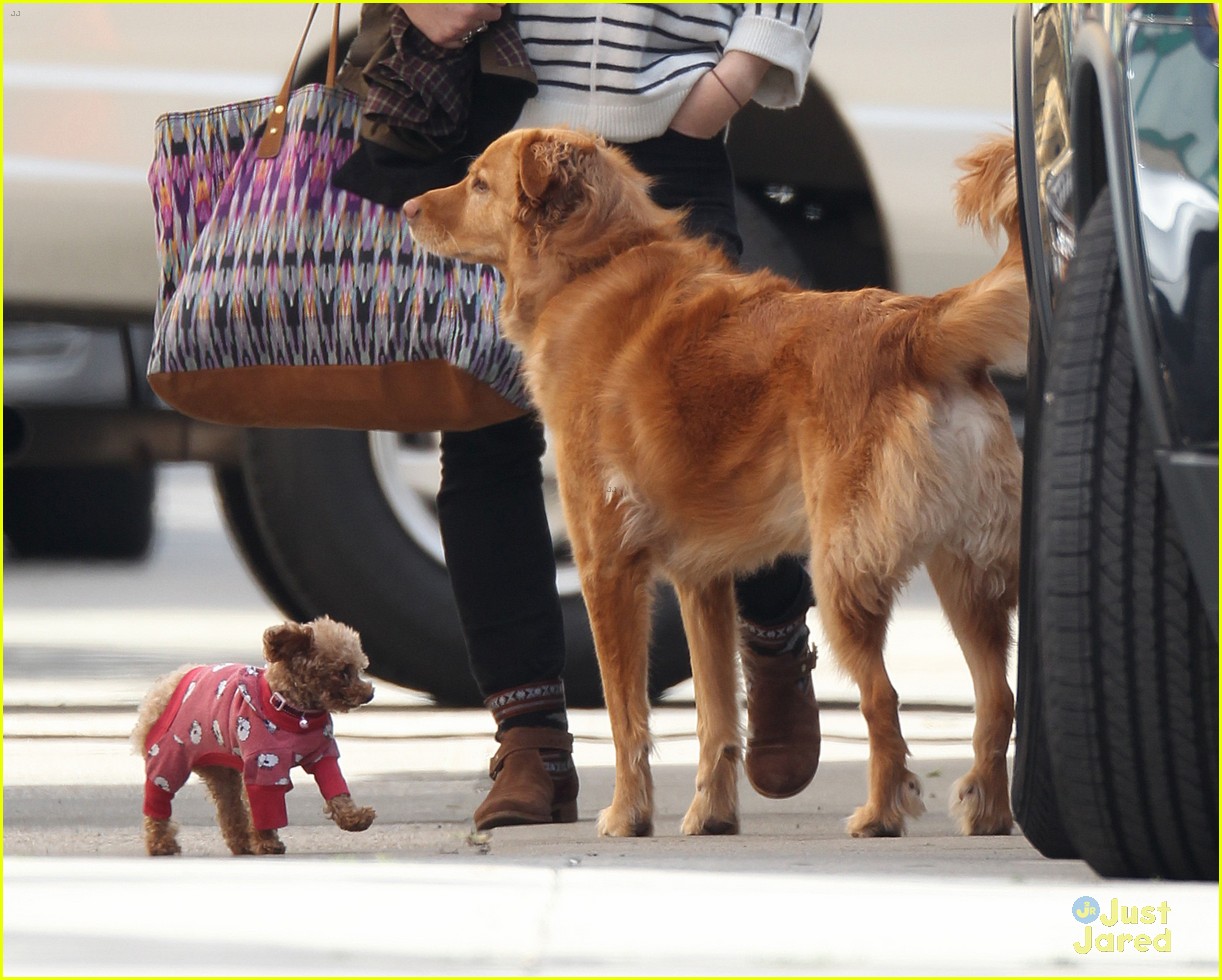 Blake Lively 'Gossip Girl' Set with Her Dogs Photo 503867 Photo